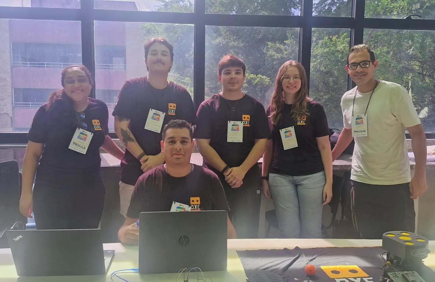 Alunos em treinamento de robótica