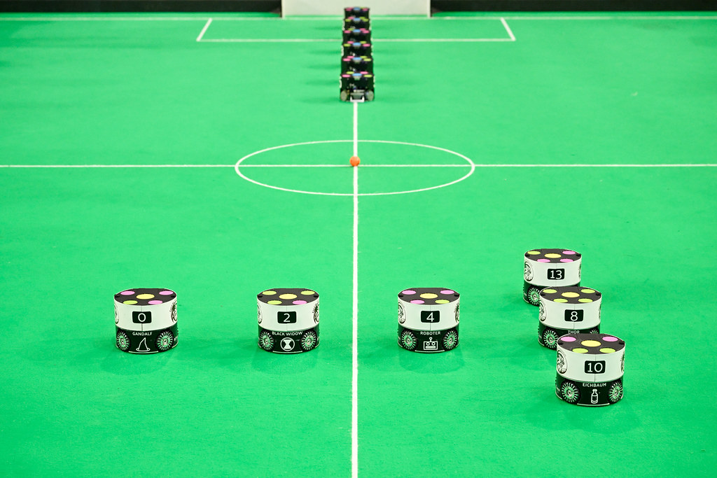 Robôs da Small Size League em campo